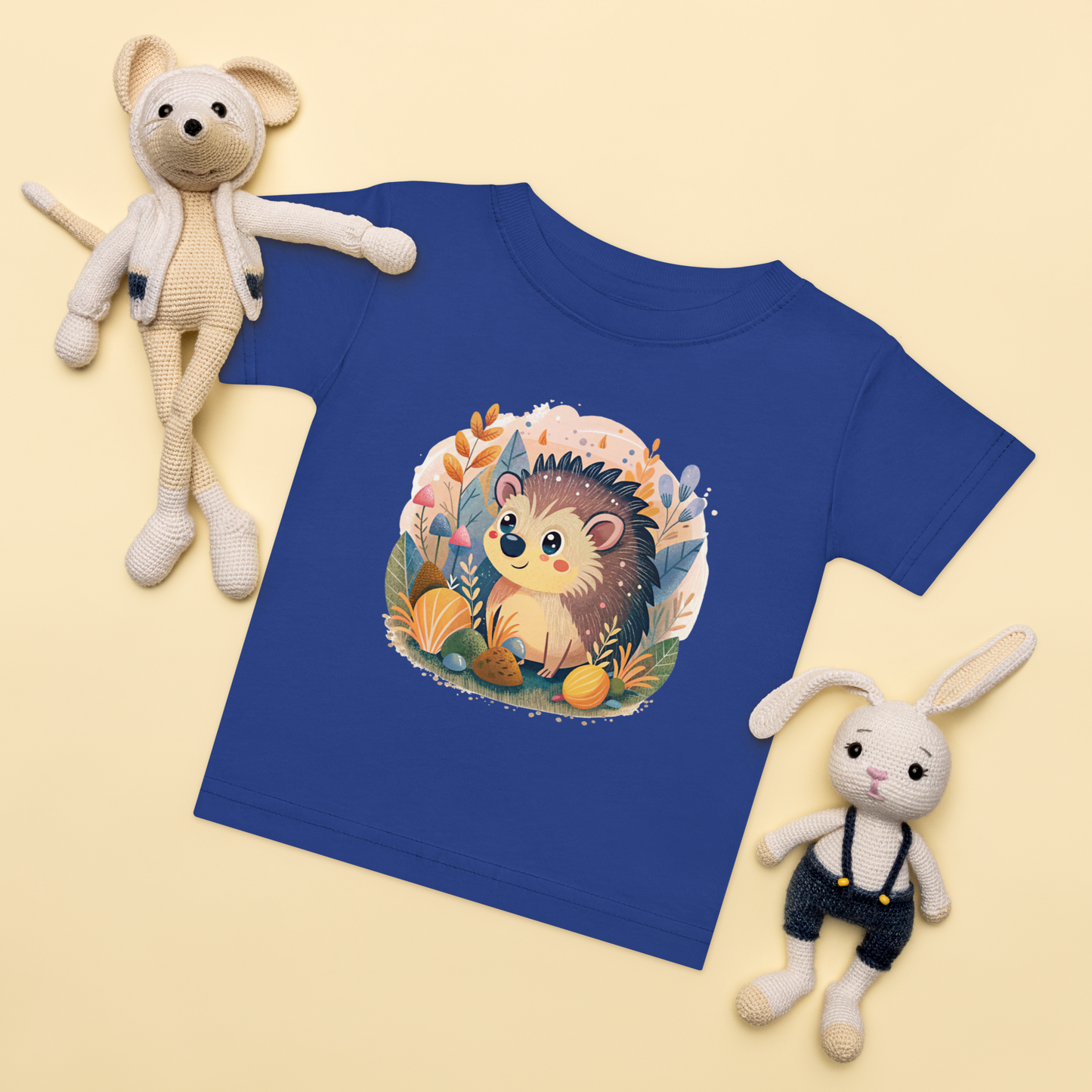 Baby t-shirt in royal with a hand-drawn hedgehog and forest elements on the front.
Baby-t-shirt i royalblå med handritad igelkott och skogselement framtill.