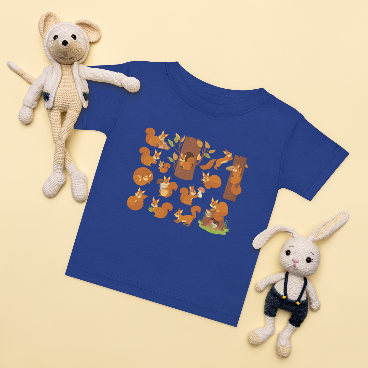 Baby-t-shirt i royalblå med handritade ekorrar framtill
Baby t-shirt in royal with hand-drawn squirrels on the front.