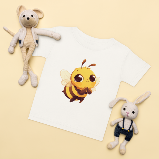 Baby-t-shirt i vit med ett handritat gulligt bi framtill.
Baby t-shirt in white with a cute hand-drawn bee on the front.