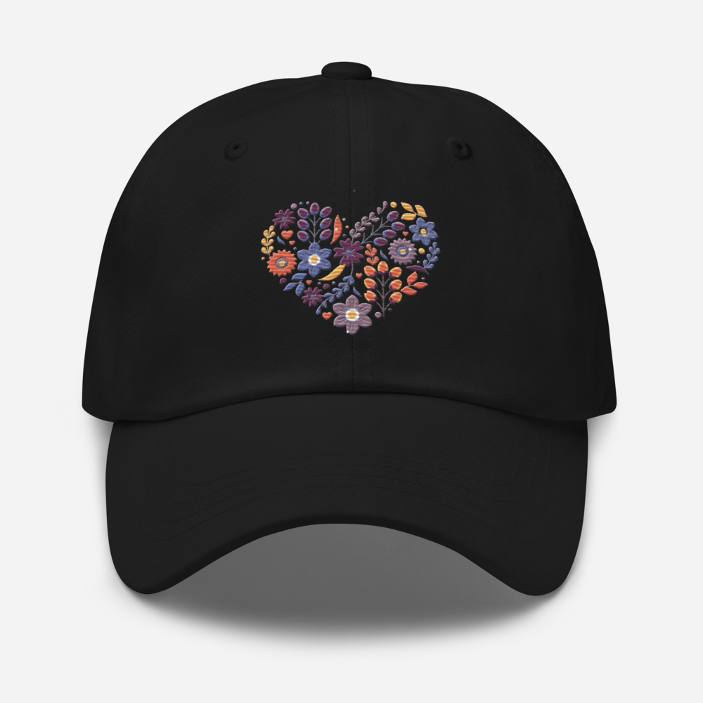 Svart pappakeps med ett broderat hjärta bestående av färgglada små blommor.
Black dad hat with an embroidered heart made up of colorful little flowers.
