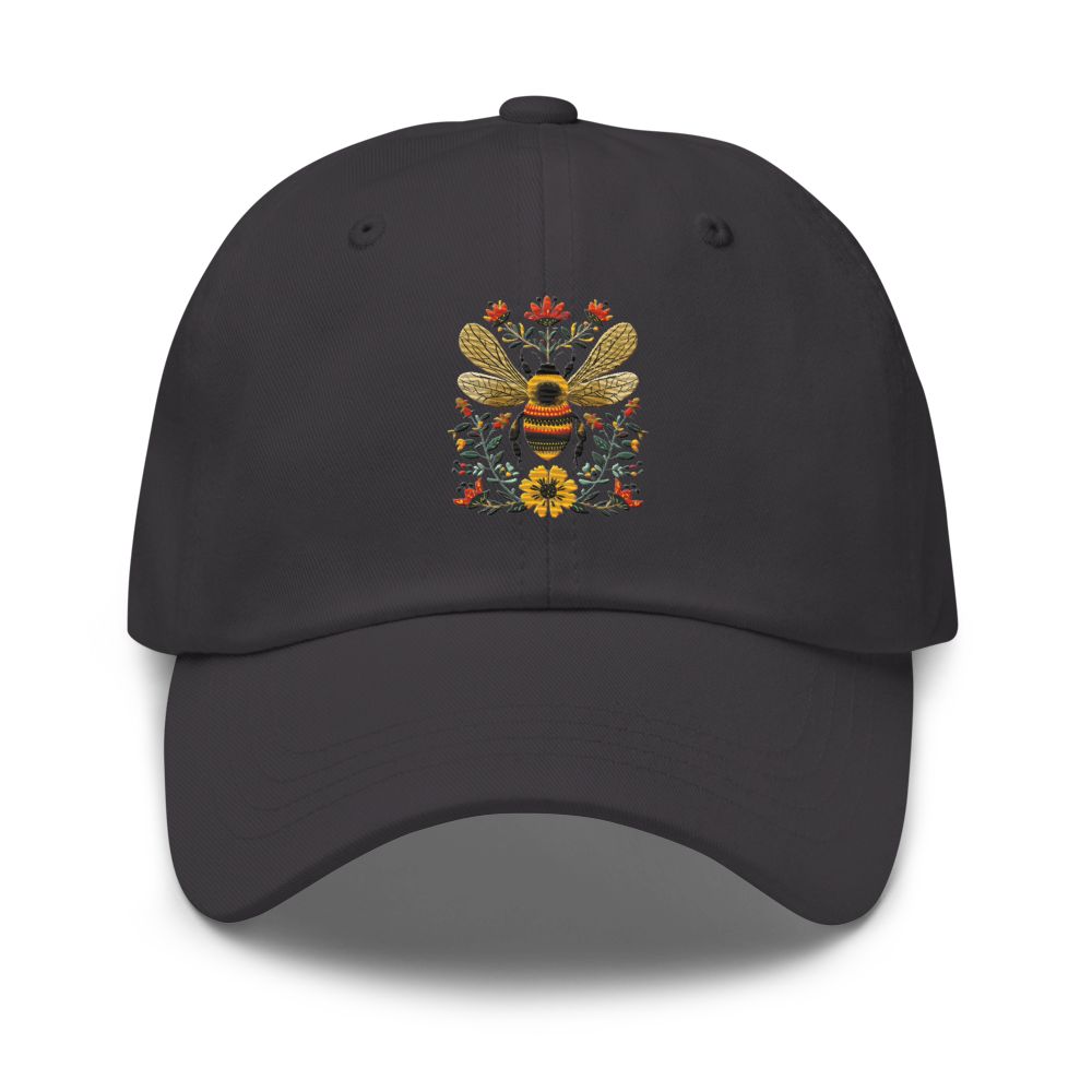 Mörkgrå pappa keps med broderat bi och blommor på framsidan.
Dark grey dad hat with embroidered bee and flowers on the front.
