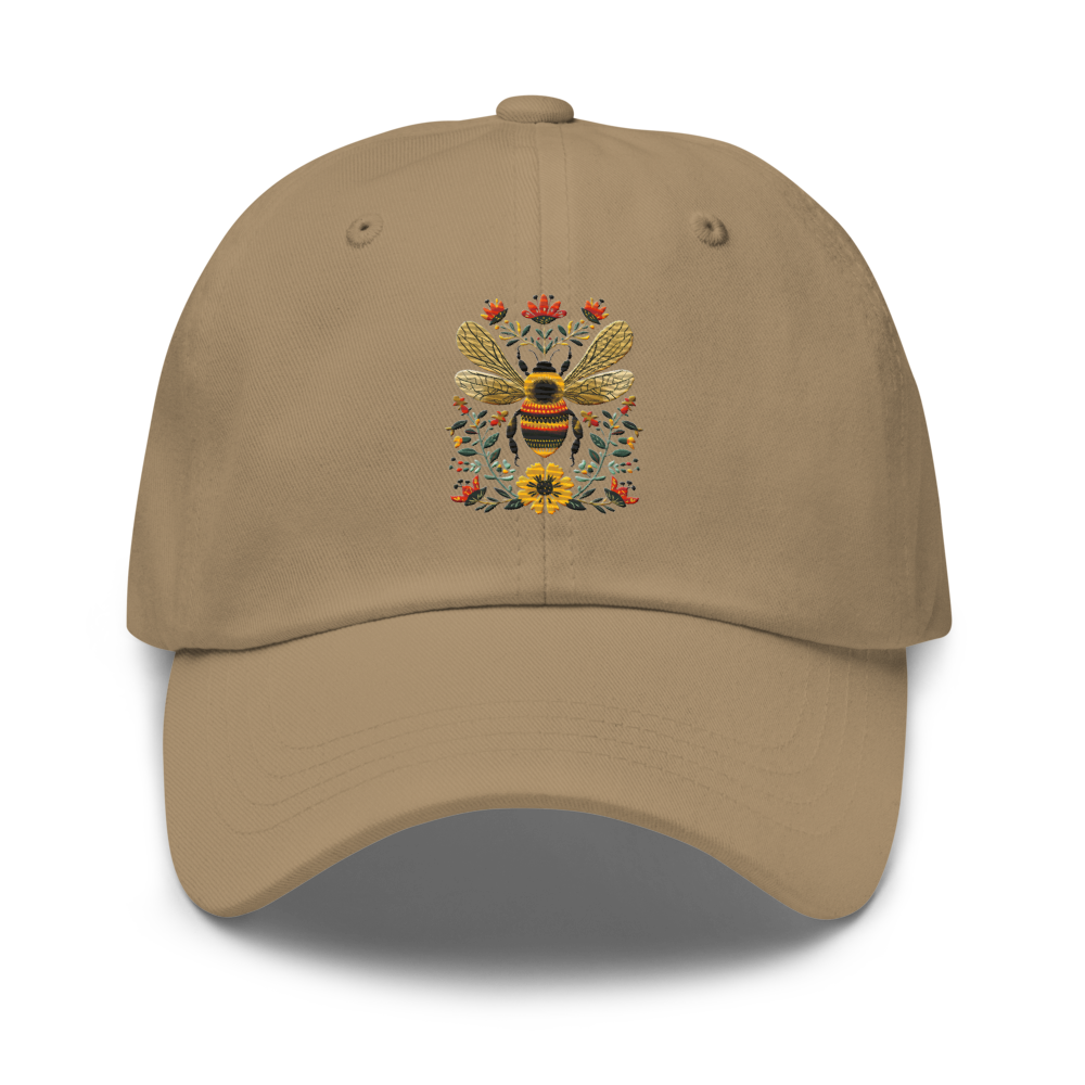 Khaki pappa keps med broderat bi och blommor på framsidan.
Khaki dad hat with embroidered bee and flowers on the front.
