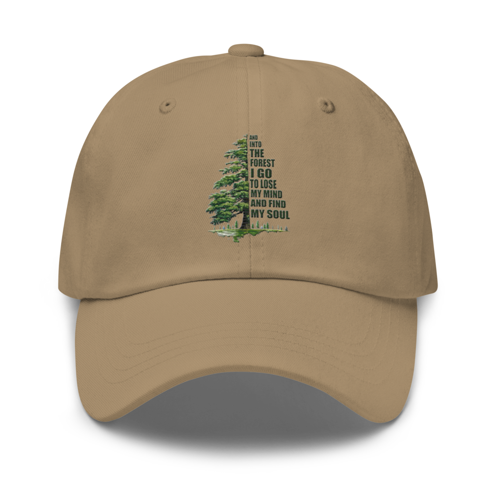 Khakifärgad pappakeps med broderad gran och texten "And into the forest I go to lose my mind and find my soul".
Khaki-colored dad hat with embroidered pine tree and the quote "And into the forest I go to lose my mind and find my soul".