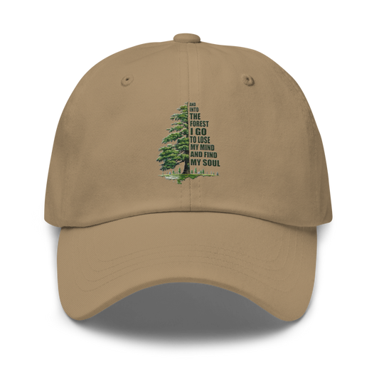 Khakifärgad pappakeps med broderad gran och texten "And into the forest I go to lose my mind and find my soul".
Khaki-colored dad hat with embroidered pine tree and the quote "And into the forest I go to lose my mind and find my soul".
