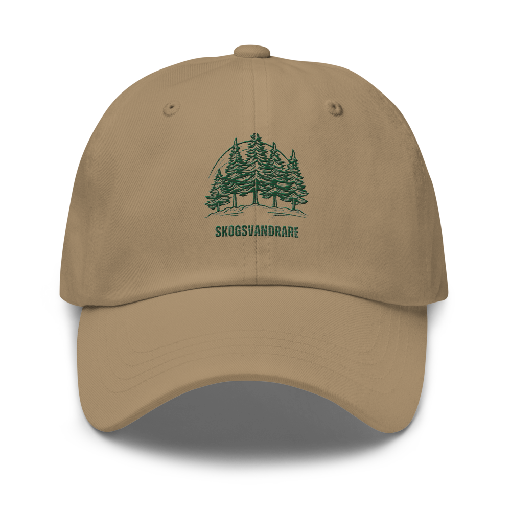 Khakifärgad pappakeps med grön broderad granskog och texten "Skogsvandrare"
Khaki-colored dad hat with green embroidered forest and the text "Skogsvandrare".