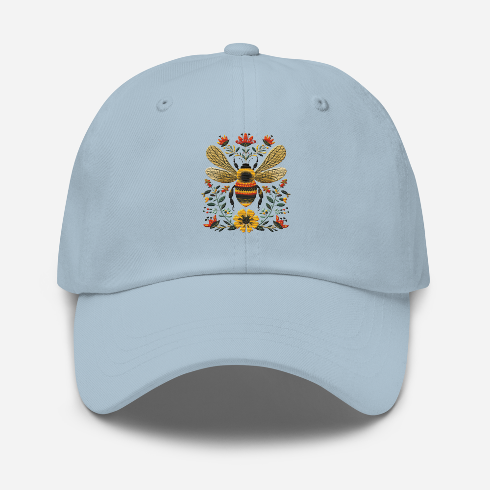 Ljusbla pappa keps med broderat bi och blommor på framsidan.
Light blue dad hat with embroidered bee and flowers on the front.