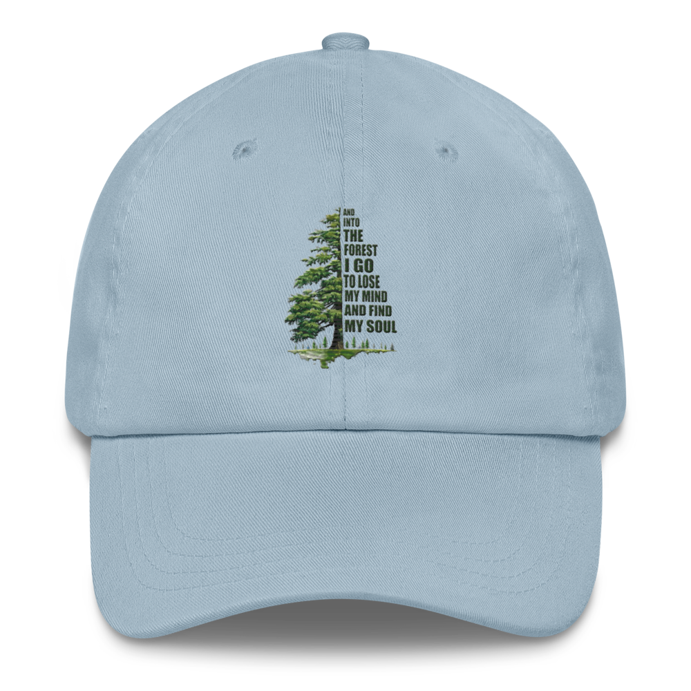 Ljusblå pappakeps med broderad gran och texten "And into the forest I go to lose my mind and find my soul".
Light blue dad hat with embroidered pine tree and the quote "And into the forest I go to lose my mind and find my soul".