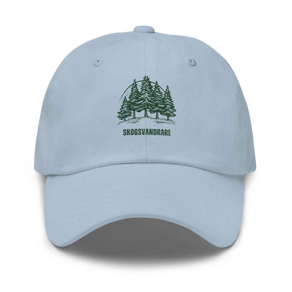 Ljusblå pappakeps med grön broderad granskog och texten "Skogsvandrare".
Light blue dad hat with green embroidered forest and the text "Skogsvandrare".