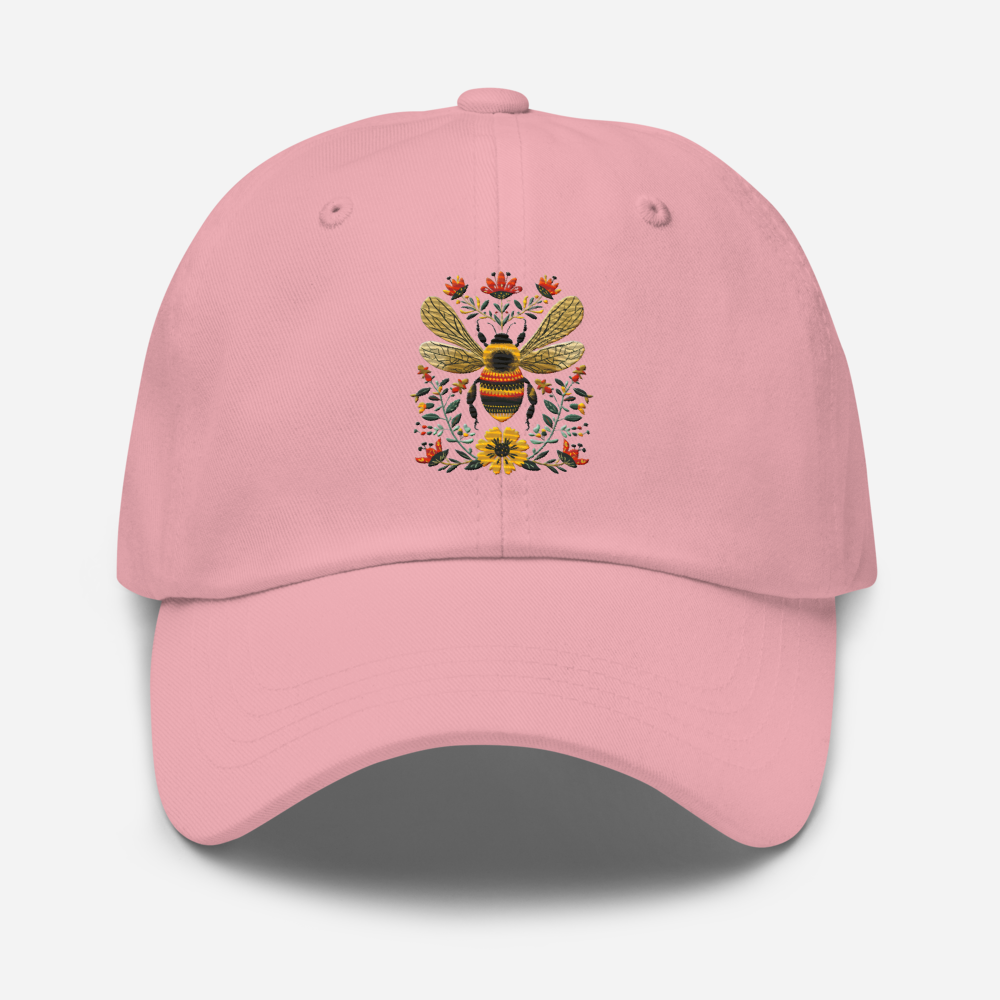 Rosa pappa keps med broderat bi och blommor på framsidan.
Pink dad hat with embroidered bee and flowers on the front.