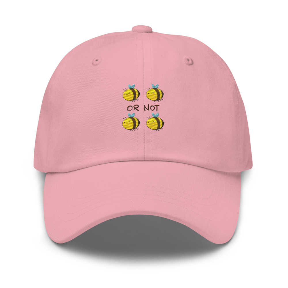 En klassisk keps i rosa med ett humoristiskt broderi: fyra söta bin och texten "OR NOT" i mitten – en lek med det välkända uttrycket "To bee or not to bee". Perfekt för naturälskare med en glimt i ögat!
A classic pink cap featuring a humorous embroidery: four cute bees with the text "OR NOT" in the center – a playful twist on the famous phrase "To bee or not to bee". Perfect for nature lovers with a sense of humor!