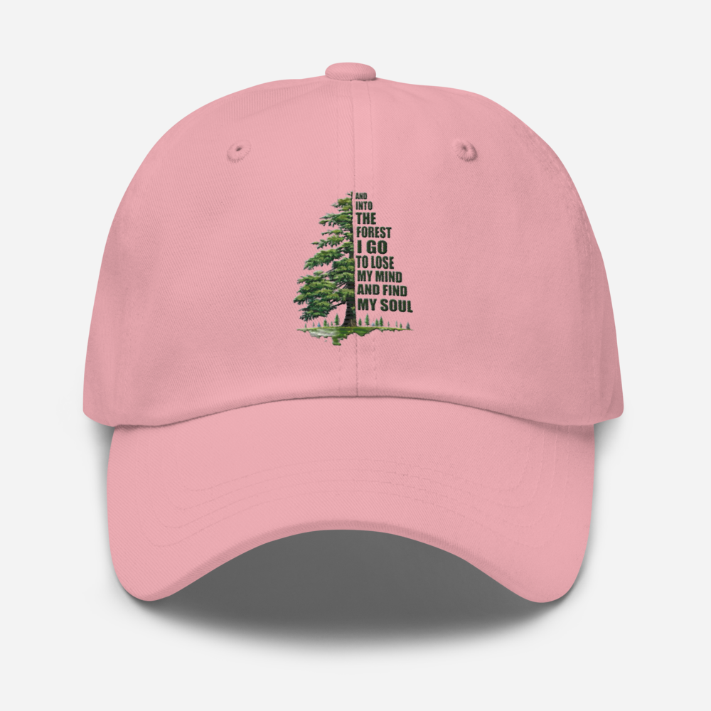 Rosa pappakeps med broderad gran och texten "And into the forest I go to lose my mind and find my soul".
Pink dad hat with embroidered pine tree and the quote "And into the forest I go to lose my mind and find my soul".