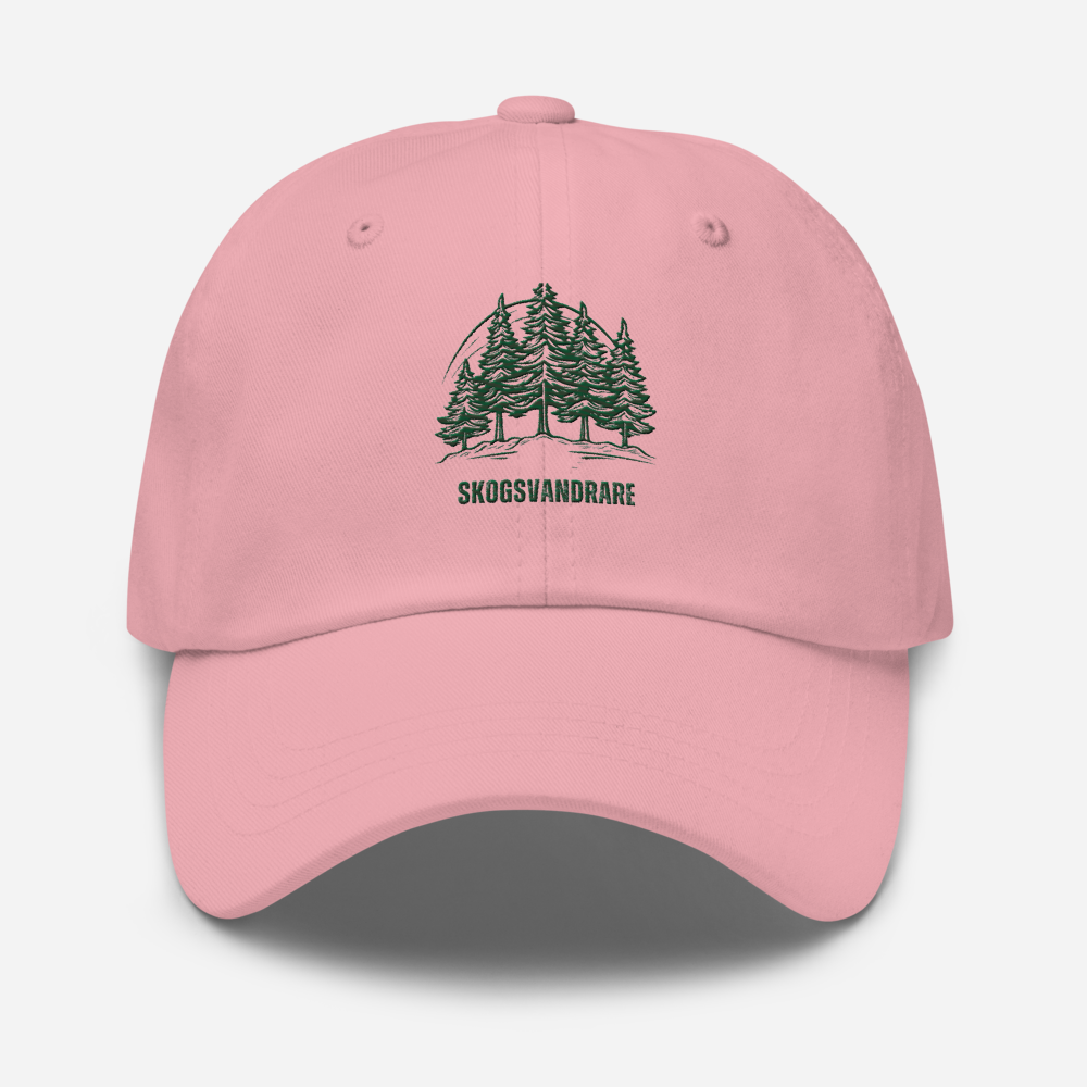 Rosa pappakeps med grön broderad granskog och texten "Skogsvandrare".
Pink dad hat with green embroidered forest and the text "Skogsvandrare".