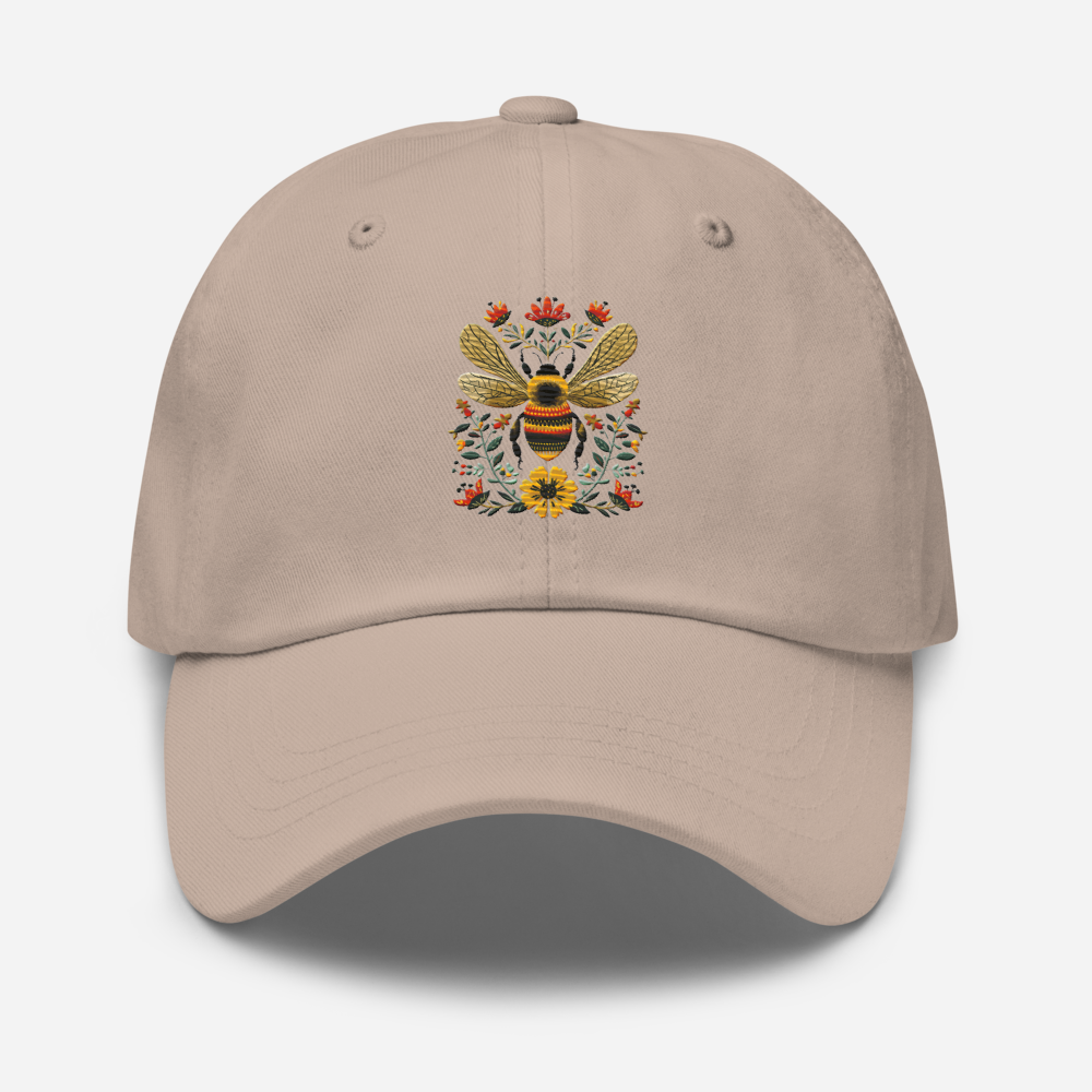 Sten pappa keps med broderat bi och blommor på framsidan.
Stone dad hat with embroidered bee and flowers on the front.
