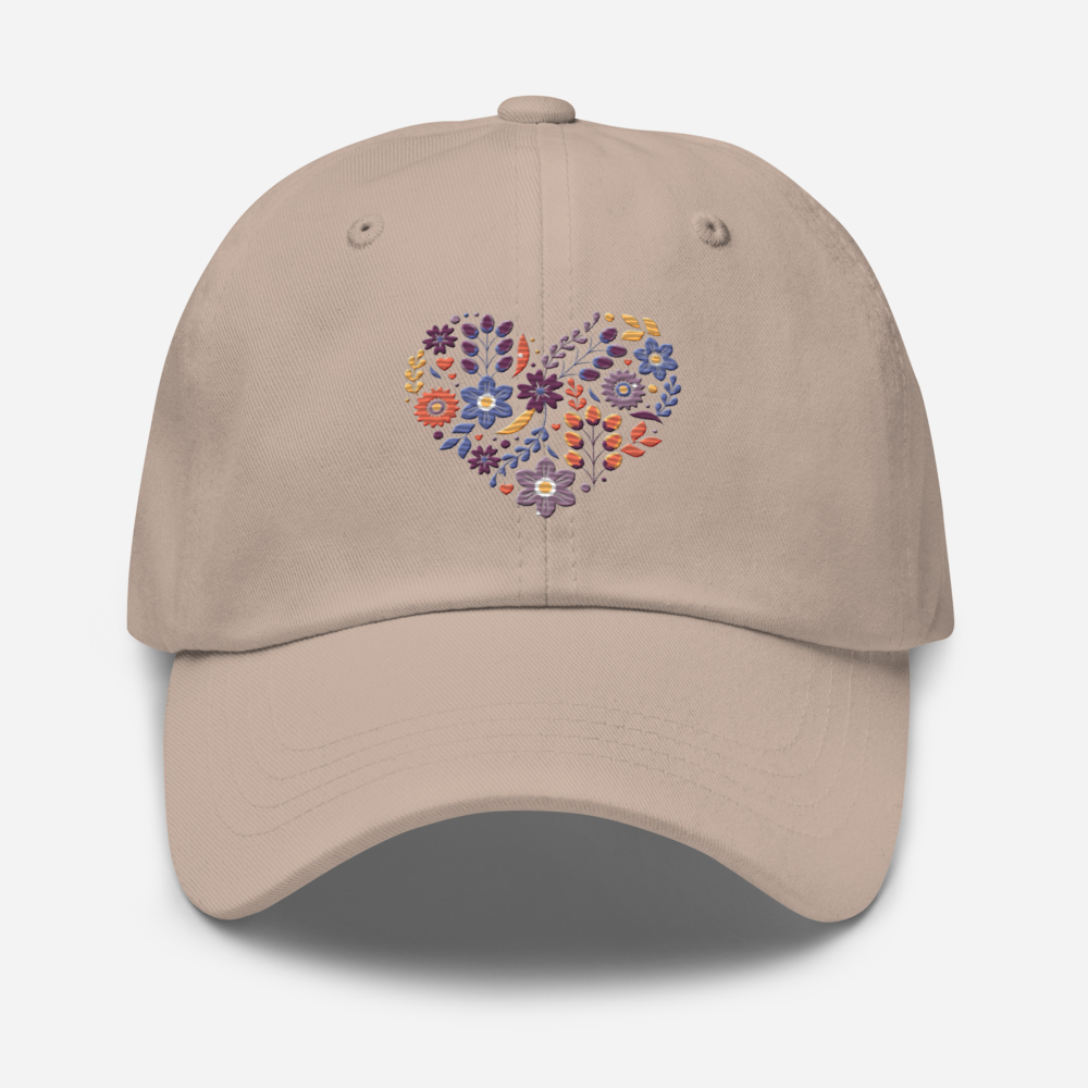 Sten pappakeps med ett broderat hjärta bestående av färgglada små blommor.
Stone dad hat with an embroidered heart made up of colorful little flowers.