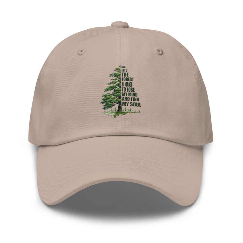 Sten pappakeps med broderad gran och texten "And into the forest I go to lose my mind and find my soul".
Stone dad hat with embroidered pine tree and the quote "And into the forest I go to lose my mind and find my soul".