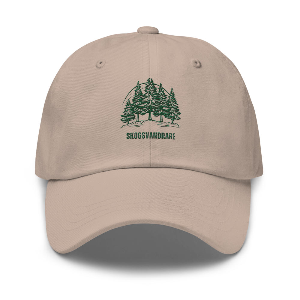 Sten pappakeps med grön broderad granskog och texten "Skogsvandrare".
Stone dad hat with green embroidered forest and the text "Skogsvandrare".