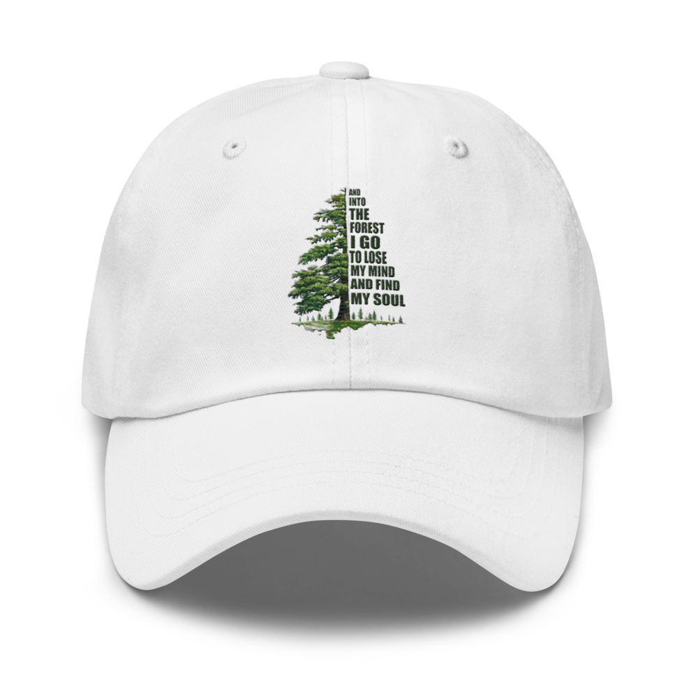 Vit pappakeps med broderad gran och texten "And into the forest I go to lose my mind and find my soul".
White dad hat with embroidered pine tree and the quote "And into the forest I go to lose my mind and find my soul".