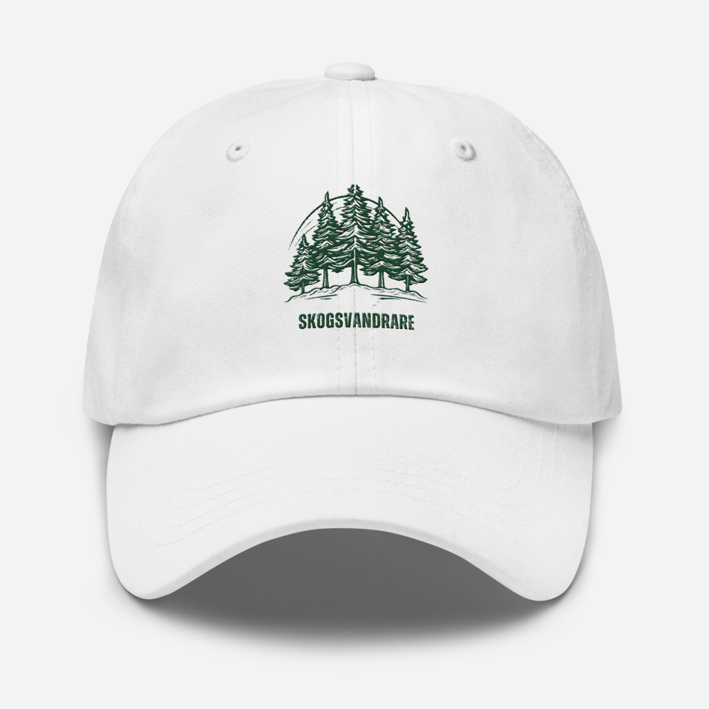 Vit pappakeps med grön broderad granskog och texten "Skogsvandrare".
White dad hat with green embroidered forest and the text "Skogsvandrare".