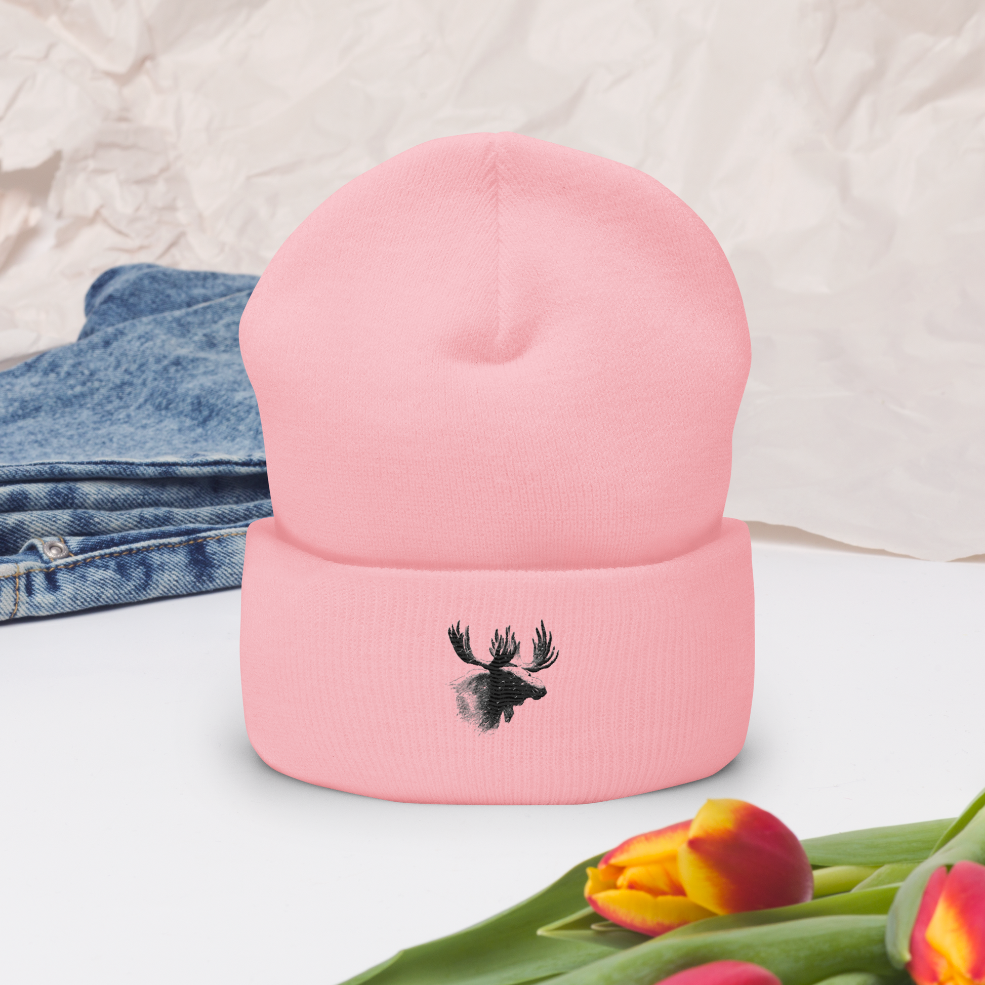 Babyrosa uppvikt mössa med broderat älghuvud i svart framtill.
Baby pink cuffed beanie with black embroidered moose head on the front.