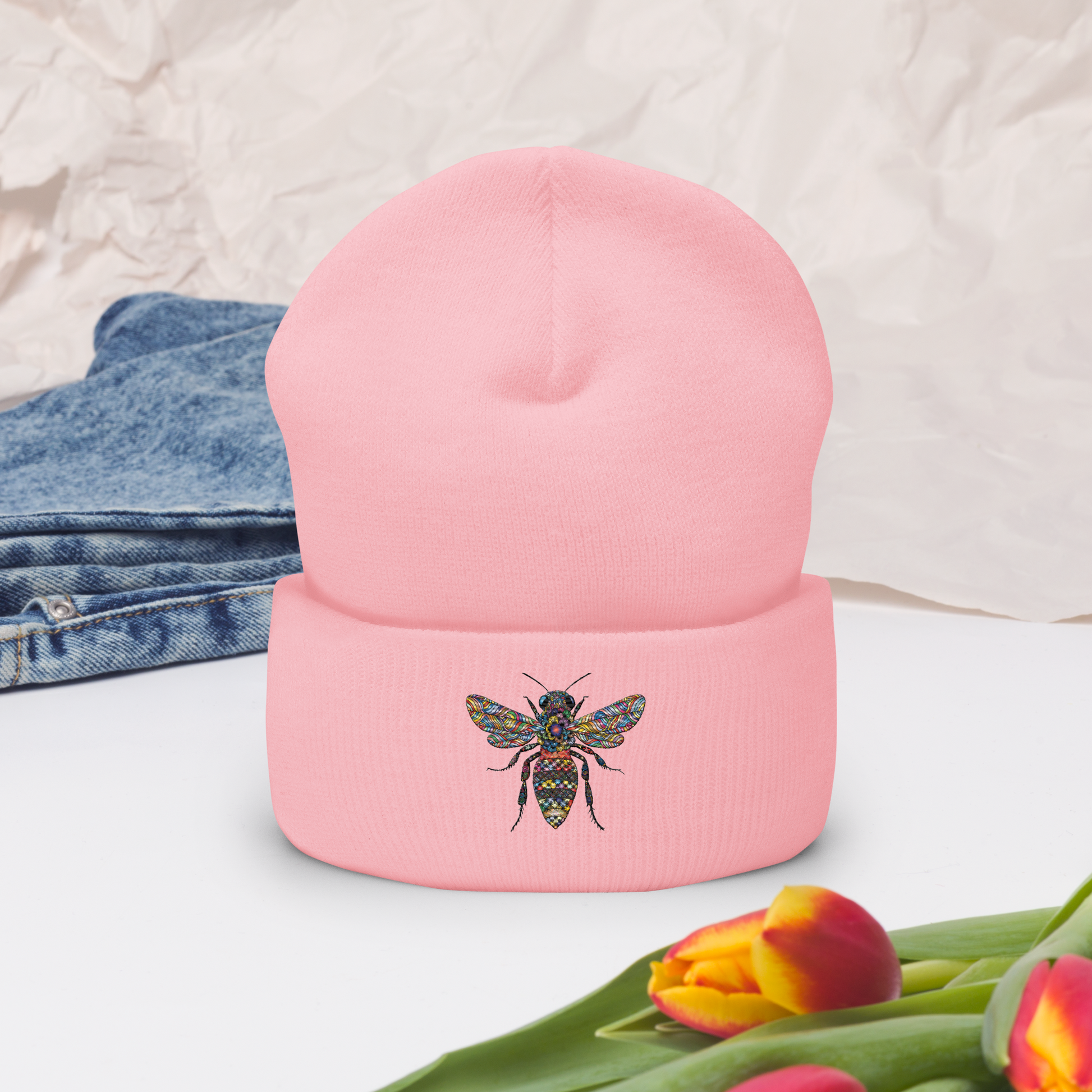 Babyrosa uppvikt mössa med broderad bi i flerfärg framtill.
Babypink cuffed beanie with multicolored embroidered bee on the front.