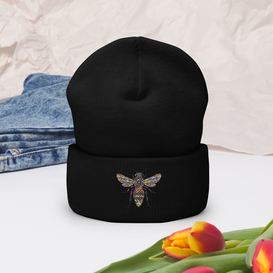 Svart uppvikt mössa med broderad bi i flerfärg framtill.
Black cuffed beanie with multicolored embroidered bee on the front.