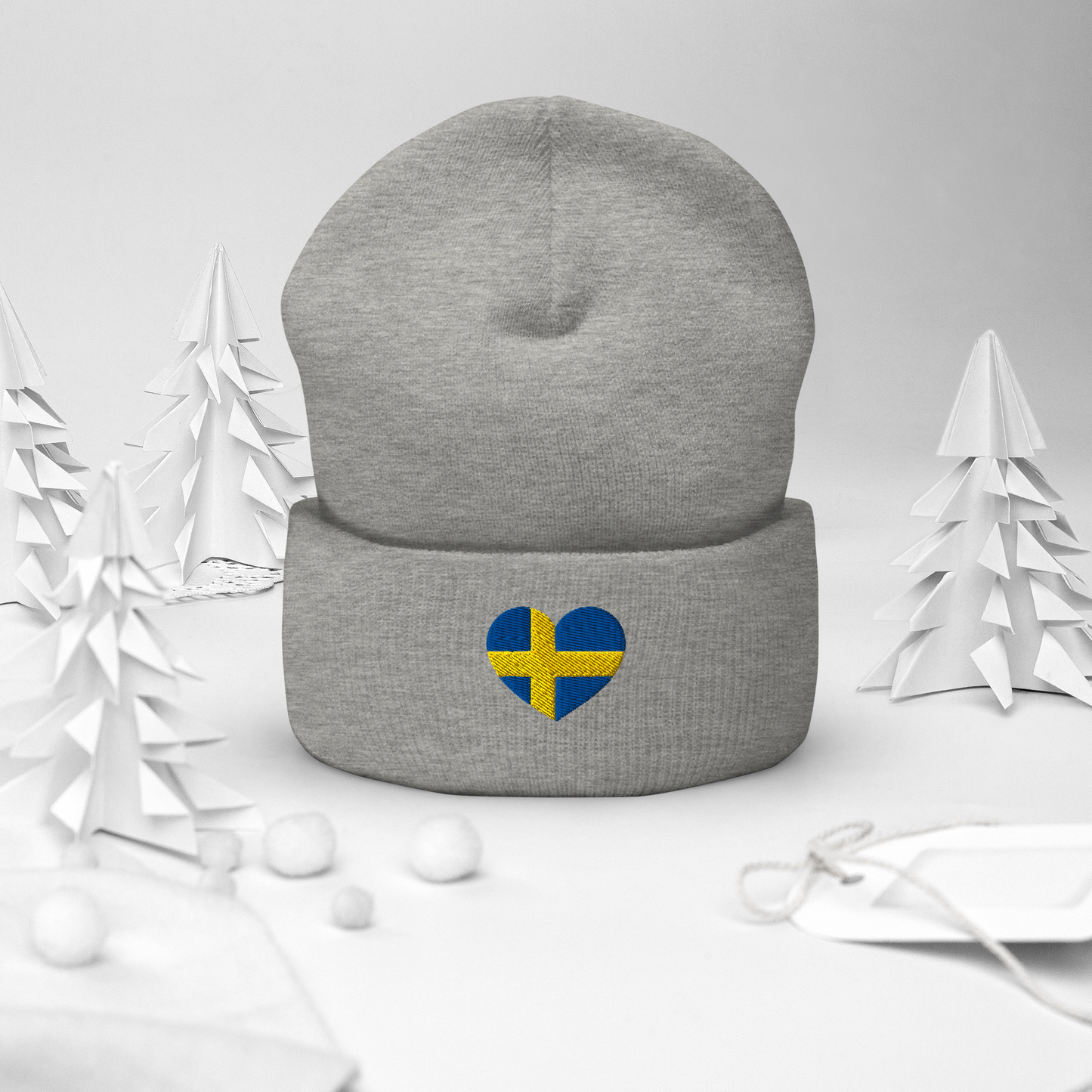 Uppvikt mössa i mjukt tyg med broderat hjärta i svenska flaggans färger, unisexmodell från BohoBee
