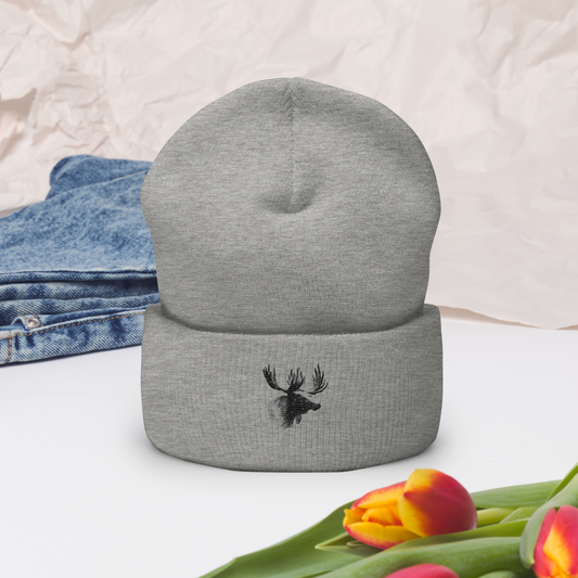 Gråmelerad uppvikt mössa med broderat älghuvud i svart framtill.
Heather grey cuffed beanie with black embroidered moose head on the front.