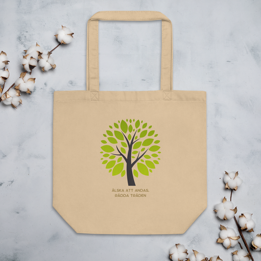 Naturfärgad beige ekologisk tygväska med grönt trädmotiv och texten "Älska att andas, rädda träden" under trädet.
Natural-colored oyster eco tote bag with a green tree design and the text "Älska att andas, rädda träden" under the tree.