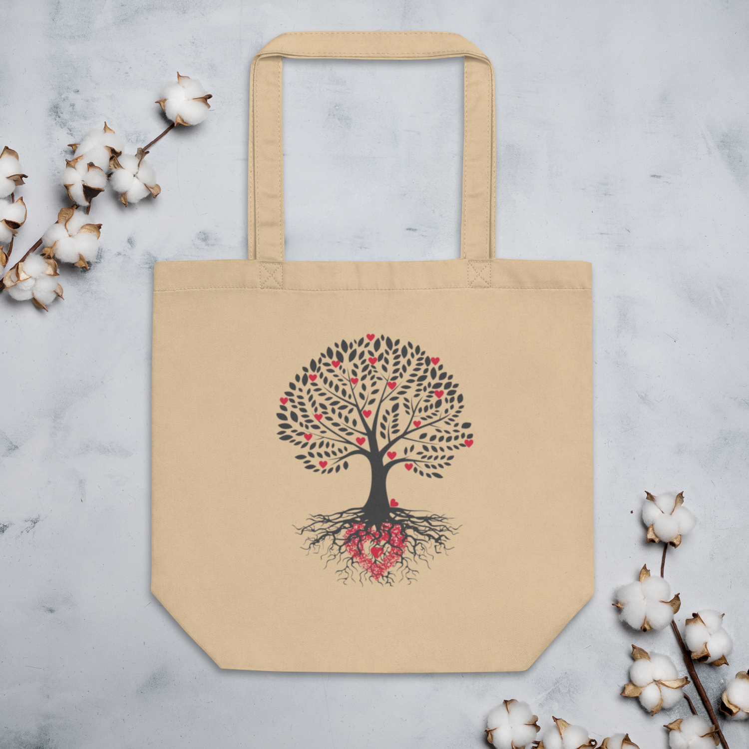 Ekologisk tygväska i naturfärg med illustration av ett hjärtformat träd med rötter i form av röda hjärtan.
Natural-colored organic cotton tote bag featuring a heart-shaped tree design with red heart roots.