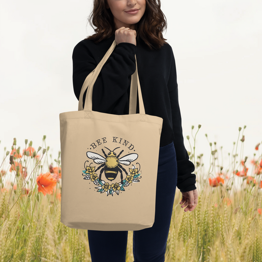 Eco cotton tote bag with bee and "Bee Kind" design - ekologisk beige tygväska med bi och texten"Bee Kind"