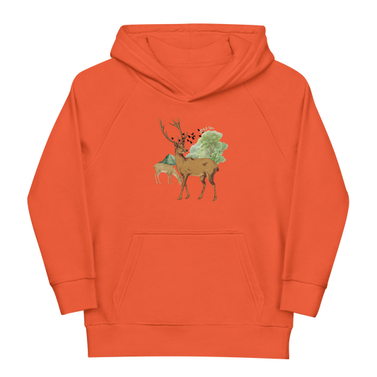 Ekologisk barnhoodie i rostorange med handritade hjortar och träd framtill.
Organic kids hoodie in burnt orange with hand-drawn deer and trees on the front.