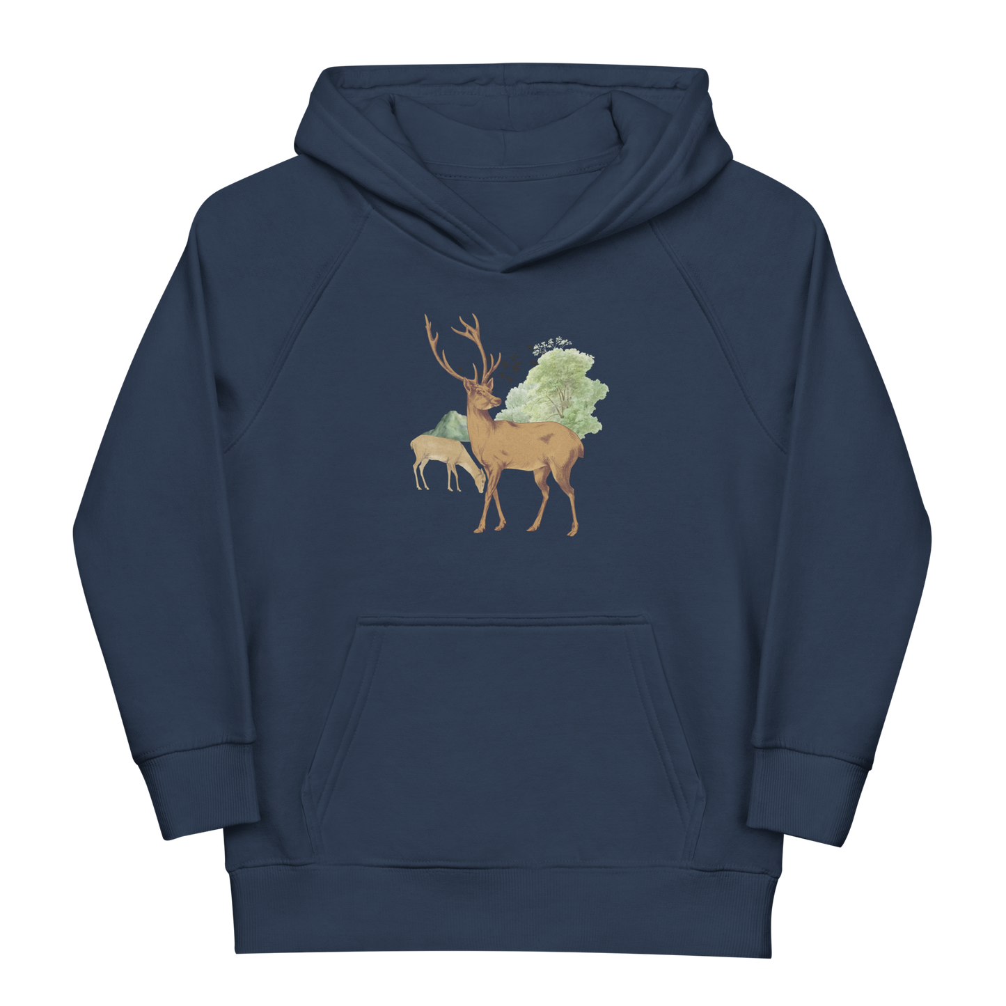 Ekologisk barnhoodie i marinblå med handritade hjortar och träd framtill.
Organic kids hoodie in french navy with hand-drawn deer and trees on the front.
