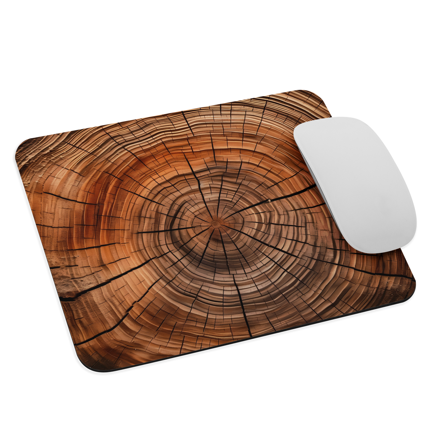 Musmatta med realistiskt fototryck av årsringar och trämönster från en stubbe.
Mouse pad featuring a realistic photo print of tree rings and wood texture from a tree stump.