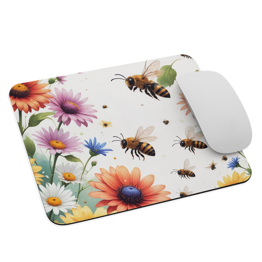 Musmatta med färgglada sommarblommor och flygande bin på ljus bakgrund.
Mouse pad featuring colorful summer flowers and flying bees on a light background.