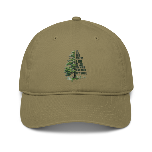 Djungel grön ekologisk keps med ett broderat motiv av en grön gran och texten "And into the forest I go to lose my mind and find my soul.
Djungle green organic cap with an embroidered design of a green pine tree and the text 'And into the forest I go to lose my mind and find my soul.