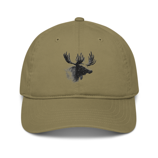 Djungel grön ekologisk baseballkeps med ett broderat älghuvud i svart och grått på framsidan.
Djungle green organic baseball cap with an embroidered moose head in black and gray on the front.