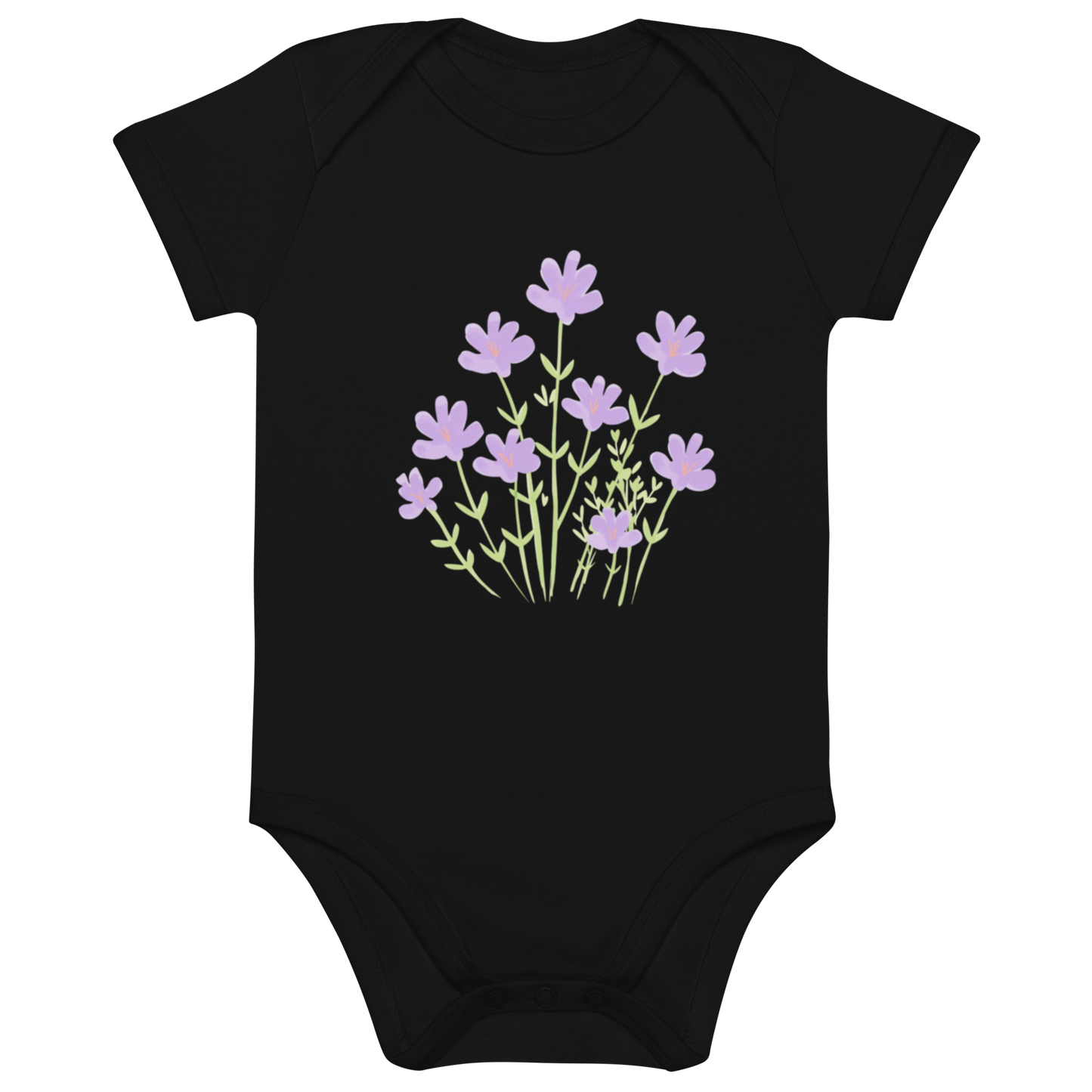 Svart ekologisk babybody med tryck av lila blommor i handritad stil.
Black organic cotton baby bodysuit with hand-drawn lilac flower print.