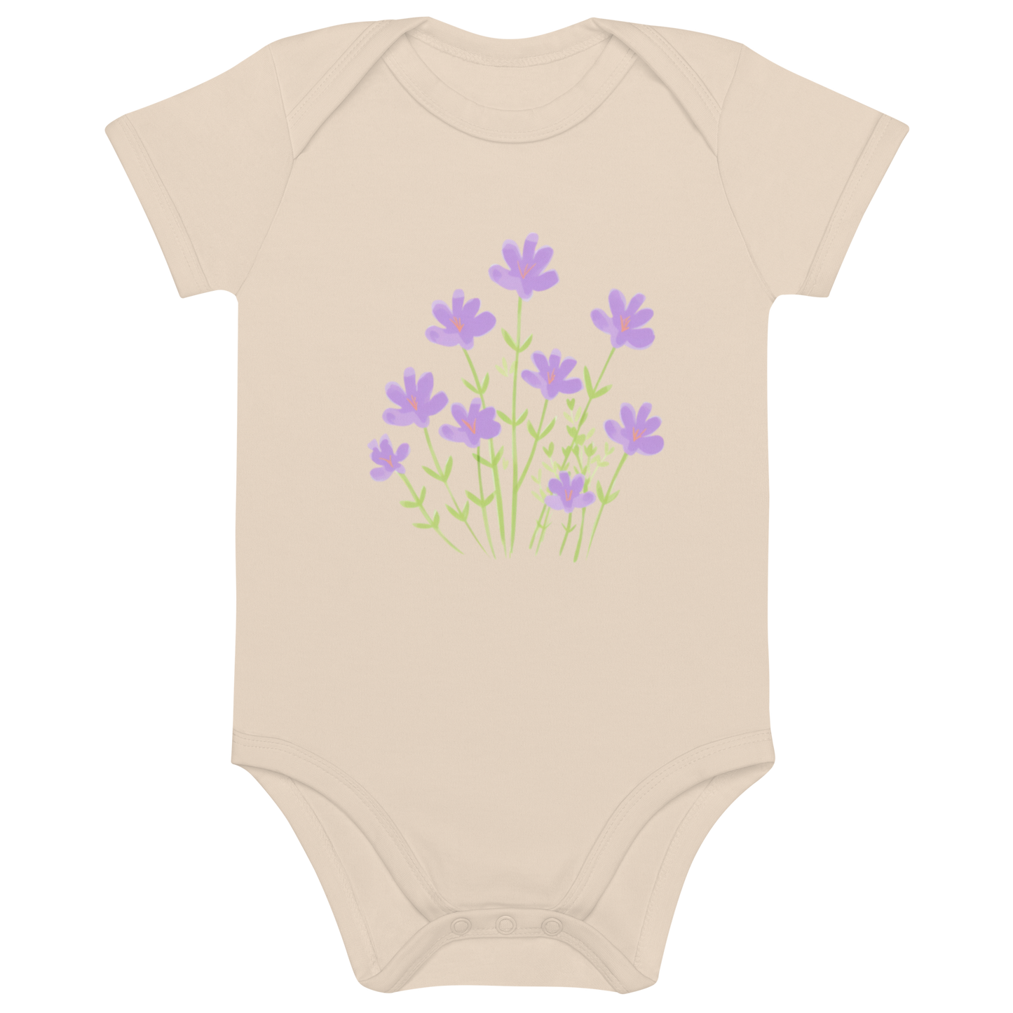 Naturfärgad ekologisk babybody med tryck av lila blommor i handritad stil.
Natural-colored organic cotton baby bodysuit with hand-drawn lilac flower print.