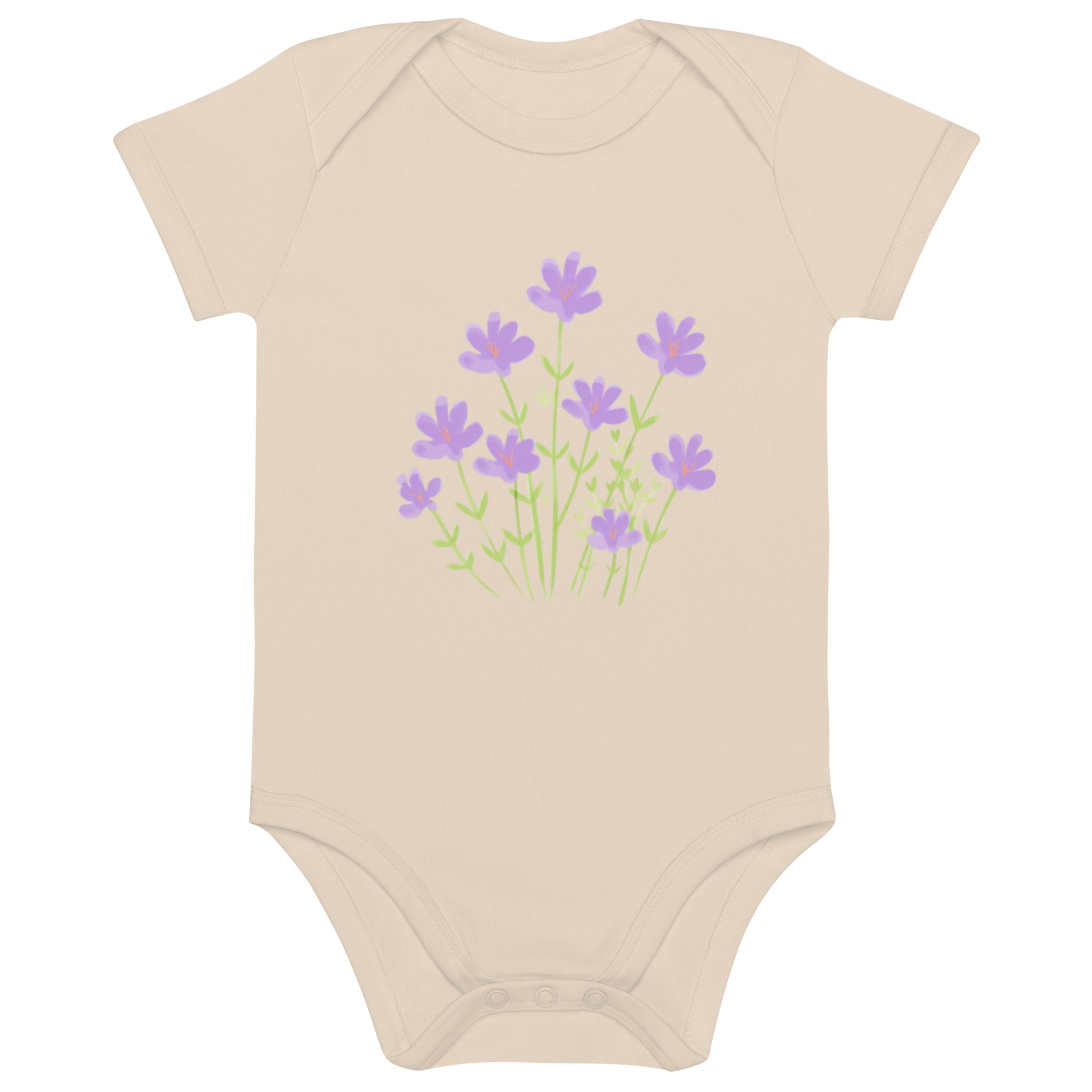 Naturfärgad ekologisk babybody med tryck av lila blommor i handritad stil.
Natural-colored organic cotton baby bodysuit with hand-drawn lilac flower print.