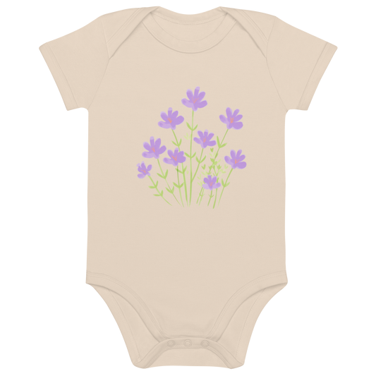 Naturfärgad ekologisk babybody med tryck av lila blommor i handritad stil.
Natural-colored organic cotton baby bodysuit with hand-drawn lilac flower print.