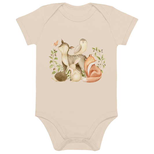 Ekologisk babybody i naturfärg med akvarellmotiv av skogsdjur som räv, rådjur, kanin, uggla och igelkott.
Organic baby bodysuit in natural color with a watercolor-style woodland animal print – including fox, deer, rabbit, owl, and hedgehog.