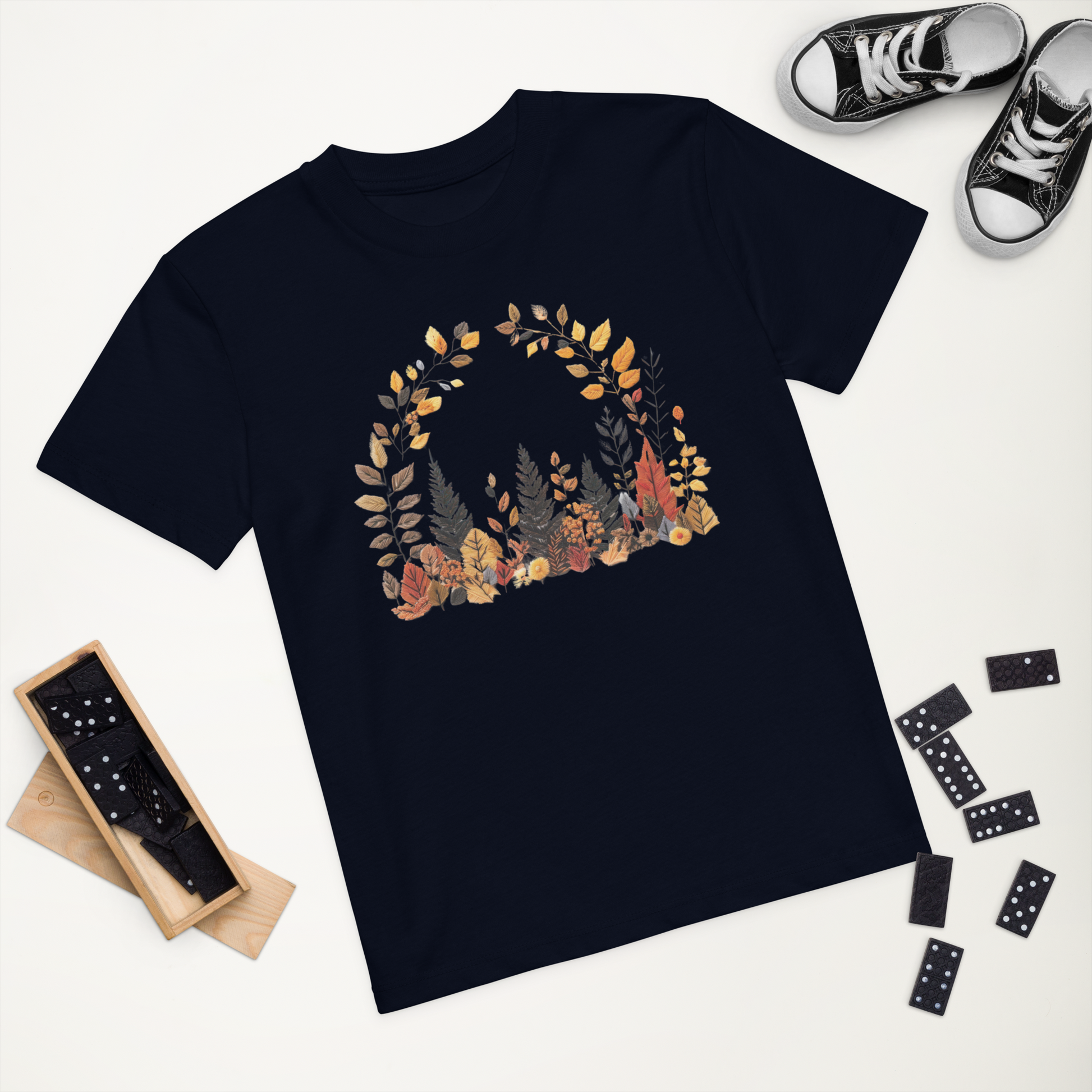 Marinblå ekologisk barn-t-shirt med tryckta höstlöv i broderieffekt framtill.
French navy organic kids t-shirt with printed autumn leaves in embroidery effect on the front.