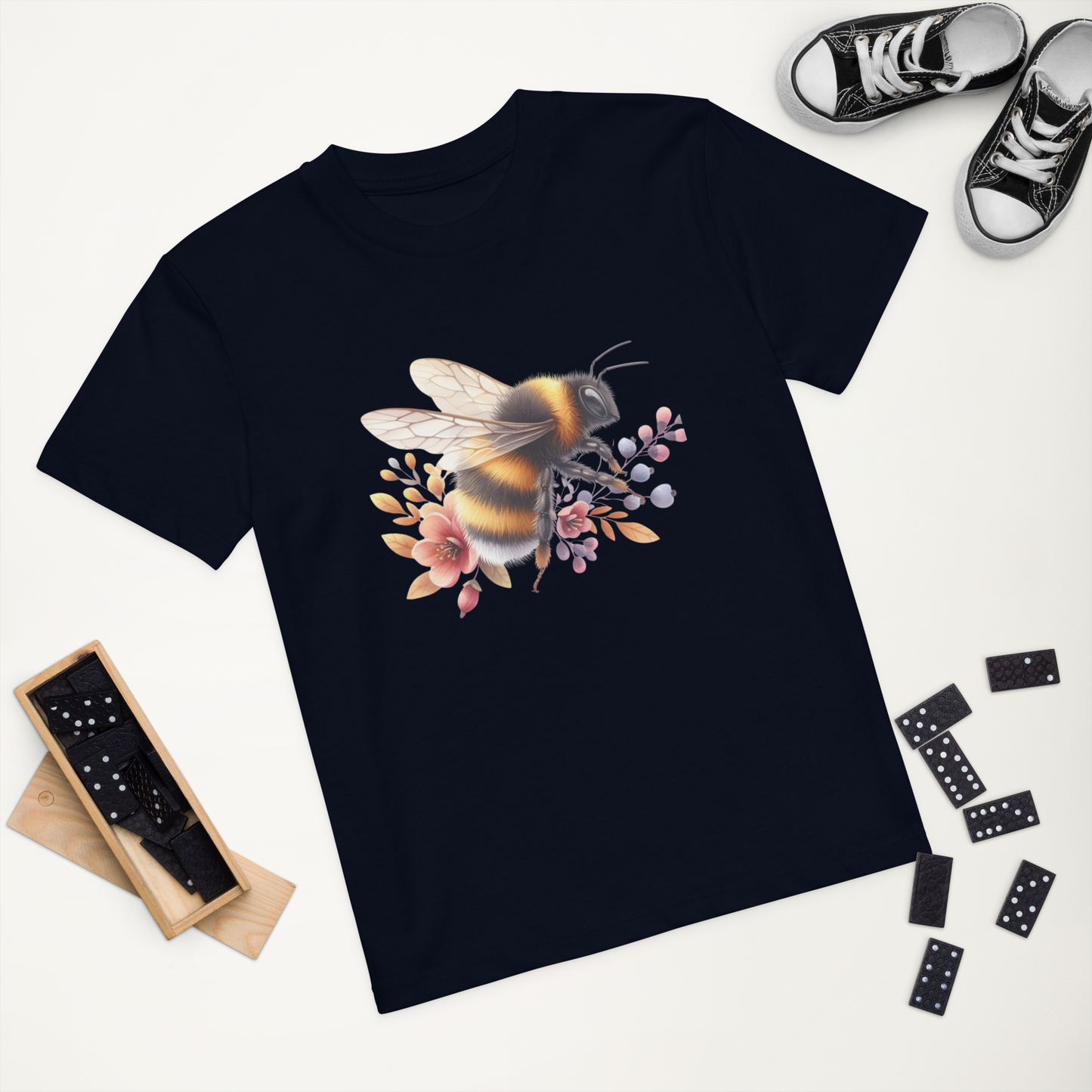 Marinblå ekologisk barn-t-shirt med en handritad humla och blommor framtill.
French navy organic cotton kids t-shirt with a hand-drawn bumblebee and flowers on the front.