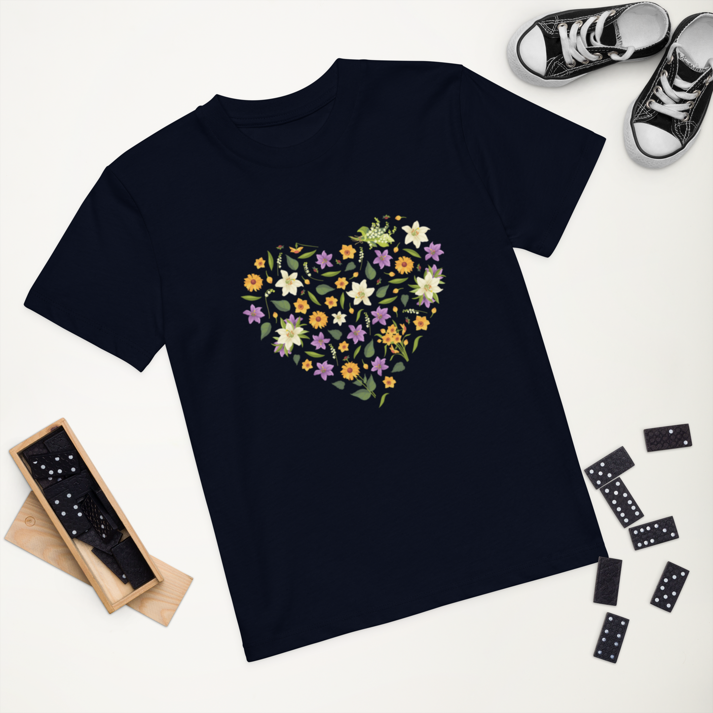 Marinblå ekologisk barn-t-shirt med hjärta av färgglada blommor framtill.
French navy organic kids t-shirt with a heart-shaped floral design on the front.