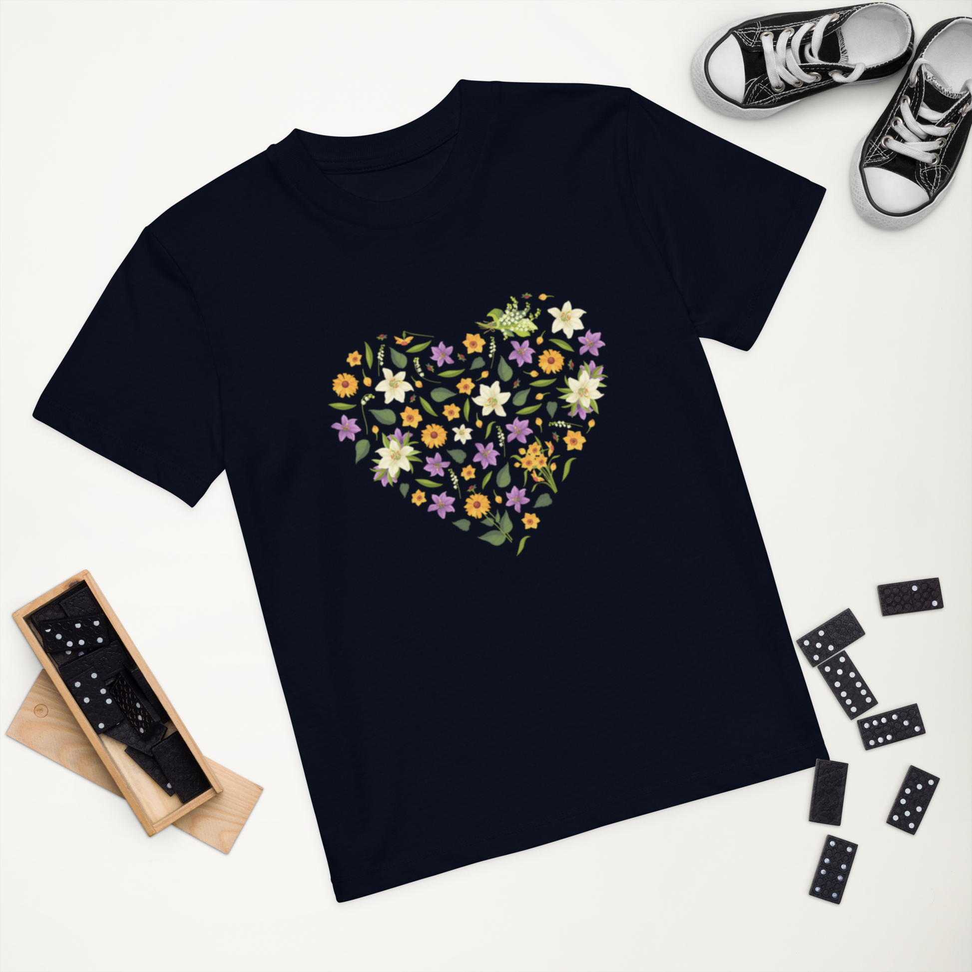 Marinblå ekologisk barn-t-shirt med hjärta av färgglada blommor framtill.
French navy organic kids t-shirt with a heart-shaped floral design on the front.