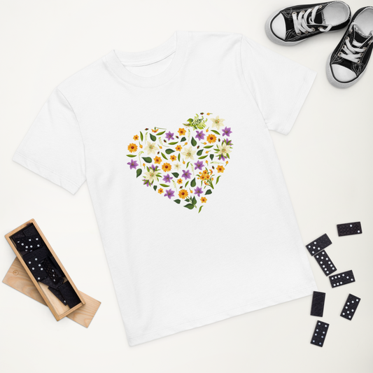 Vit ekologisk barn-t-shirt med hjärta av färgglada blommor framtill.
White organic kids t-shirt with a heart-shaped floral design on the front.