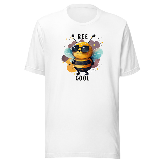 Vit unisex t-shirt med en tecknad bi i solglasögon och texten “Bee Cool” tryckt på framsidan.
White unisex t-shirt with a cartoon bee in sunglasses and the text “Bee Cool” printed on the front.