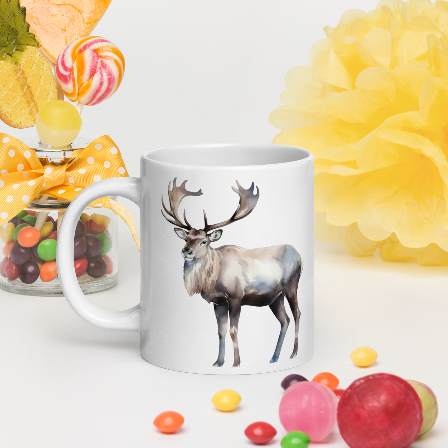 Vit blank keramikmugg 20 oz med akvarellillustration av en stående ren.
White glossy ceramic mug 20 oz with watercolor illustration of a standing reindeer.