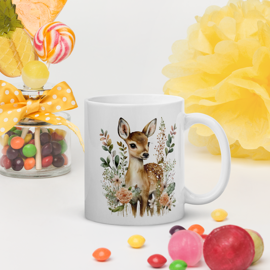 Vit blank keramikmugg 11 oz med ett akvarellmotiv av ett sött rådjur omgivet av blommor.
White glossy ceramic mug 11 oz with a watercolor design of a cute fawn surrounded by flowers.