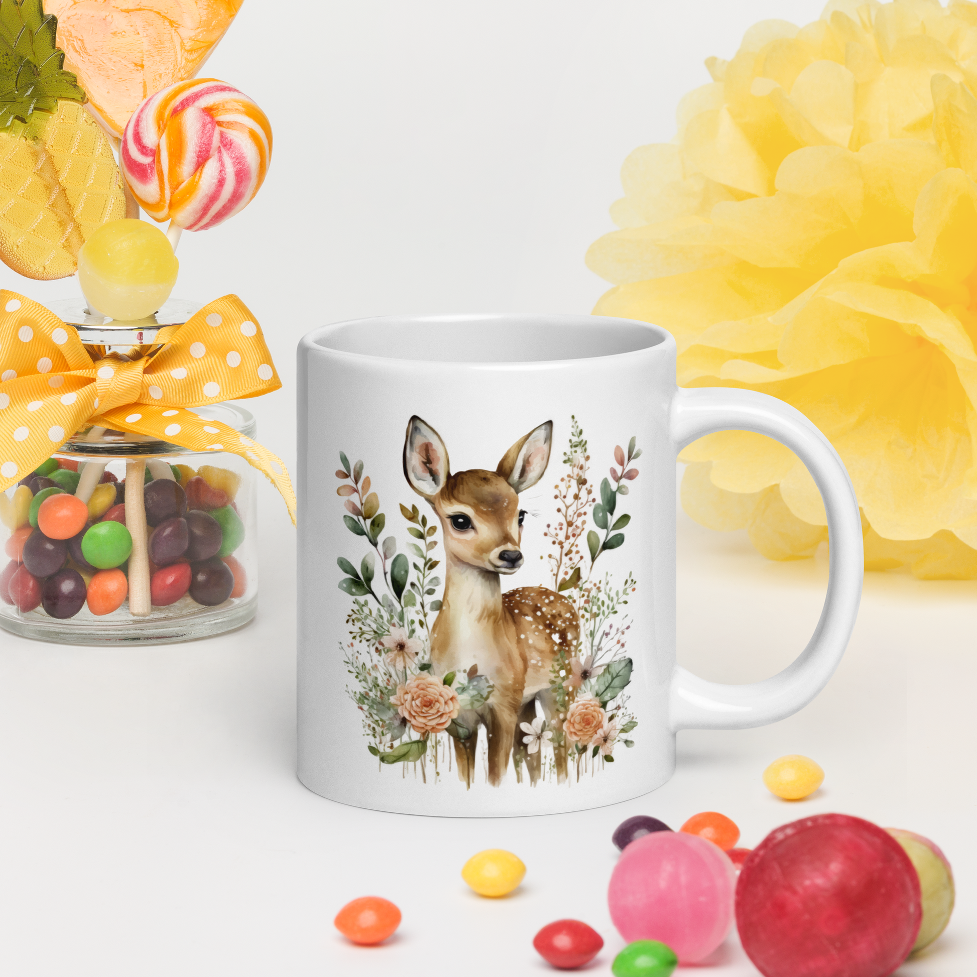 Vit blank keramikmugg 20 oz med ett akvarellmotiv av ett sött rådjur omgivet av blommor.
White glossy ceramic mug 20 oz with a watercolor design of a cute fawn surrounded by flowers.